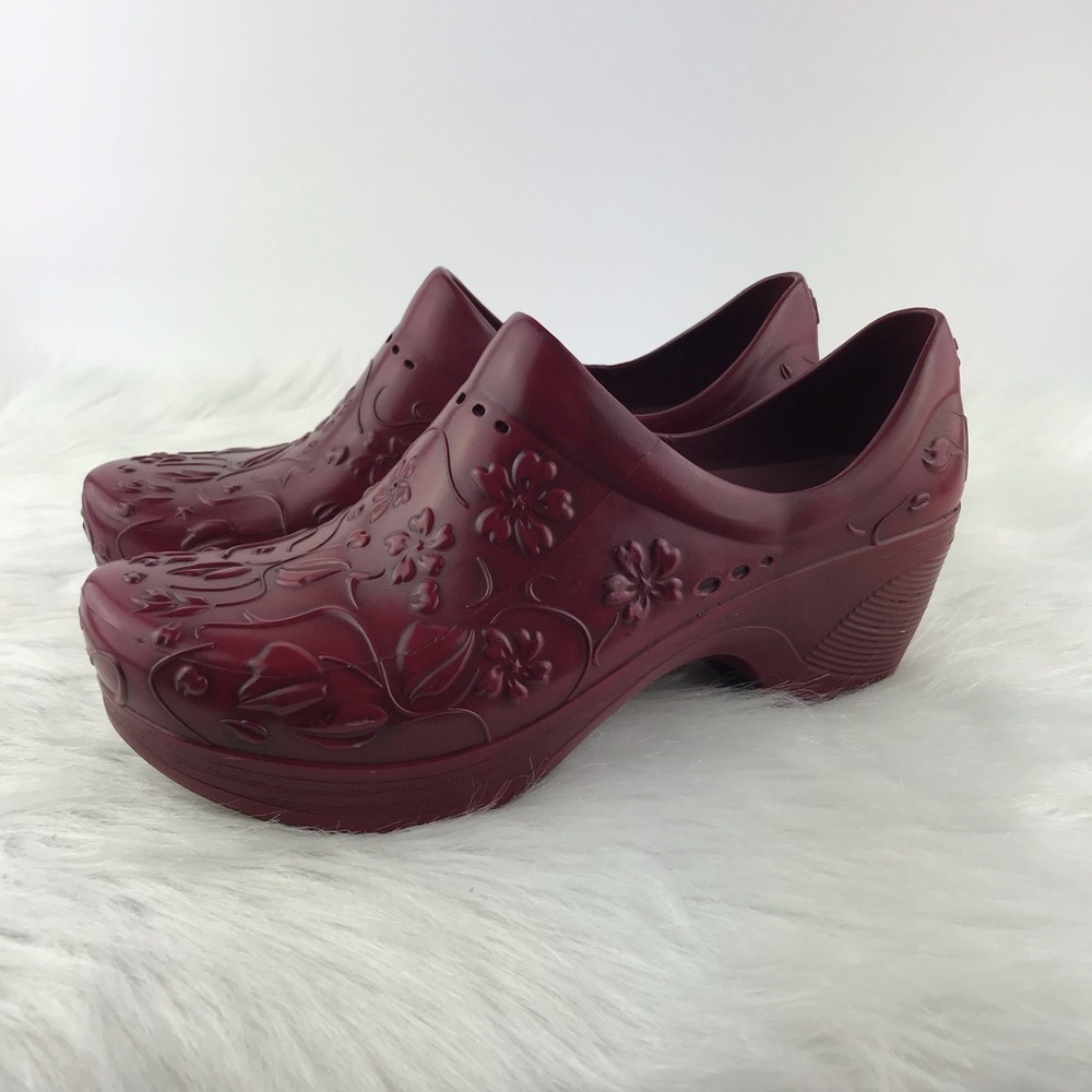 Dansko 38 8 Red Floral “Pixie” Garden Clogs